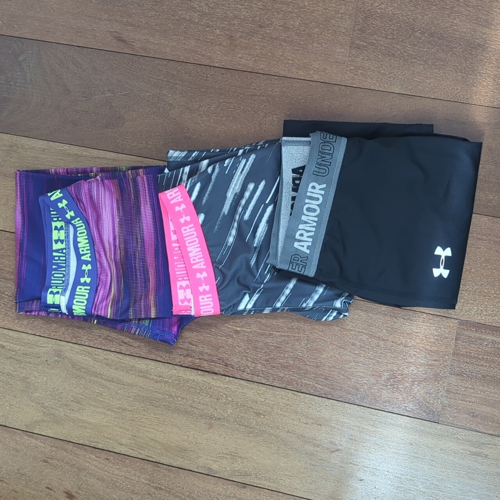 Under Armour girls capri workout pants XL - e pairs